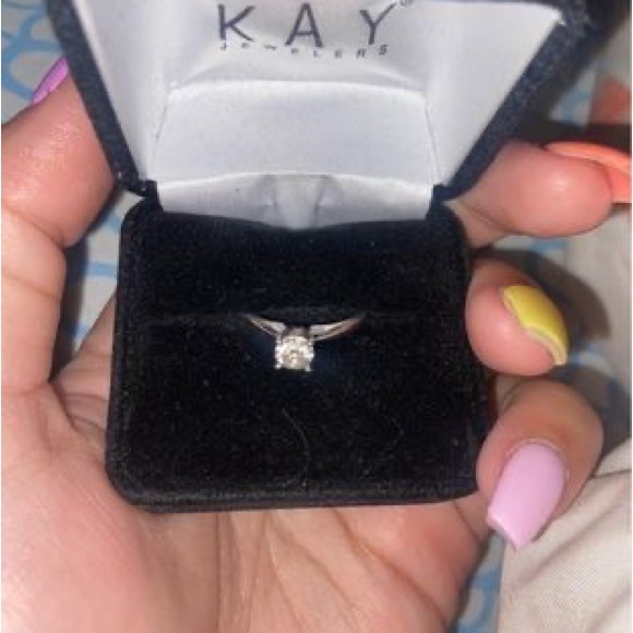 Engagement ring - Picture 3 of 6